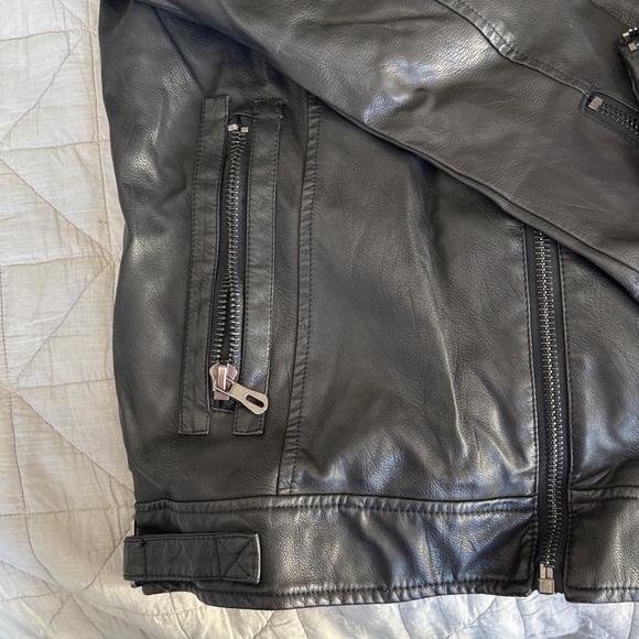Men's Black Leather Jacket - Picture 5 of 8